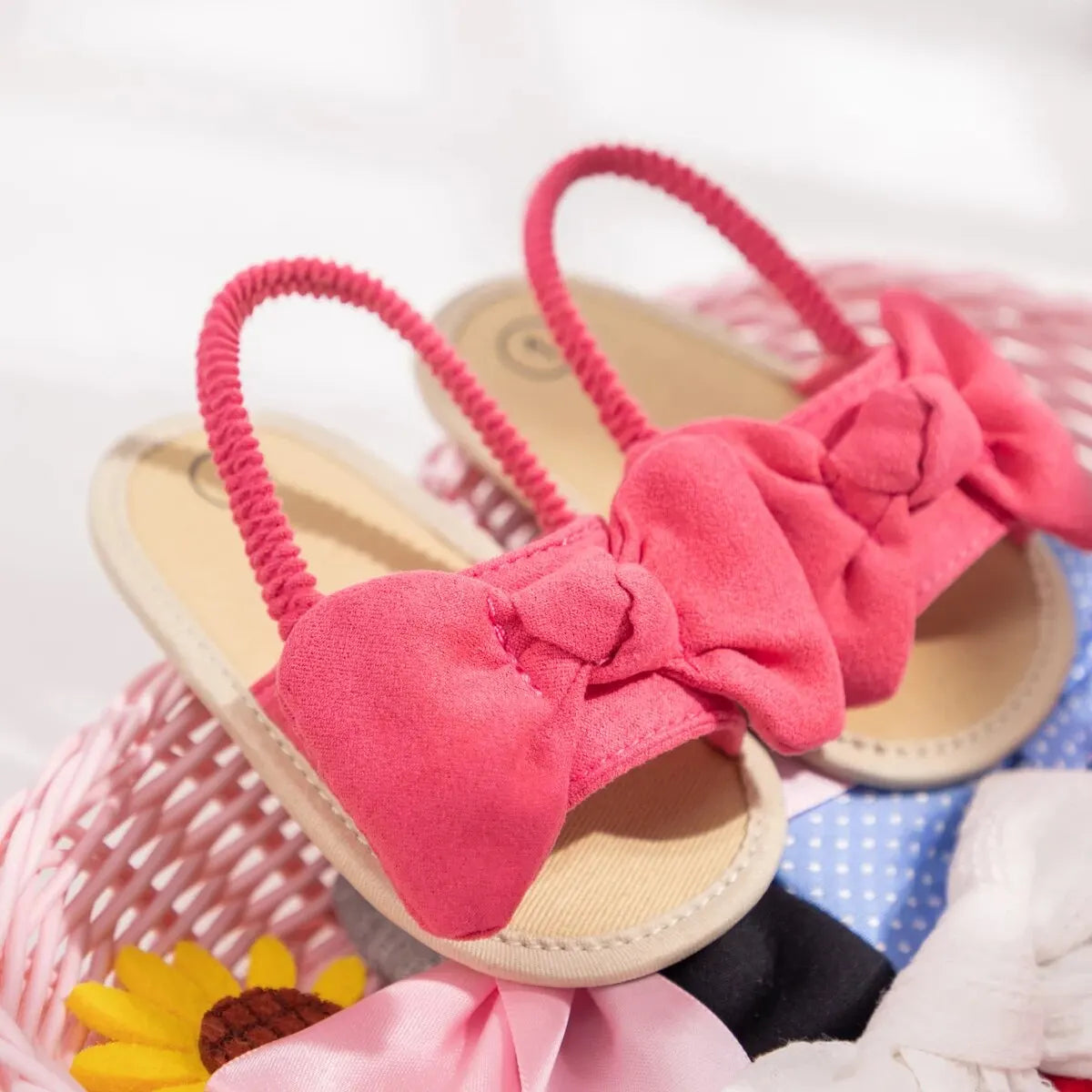 Sandales d’été avec un noeud pour bébé