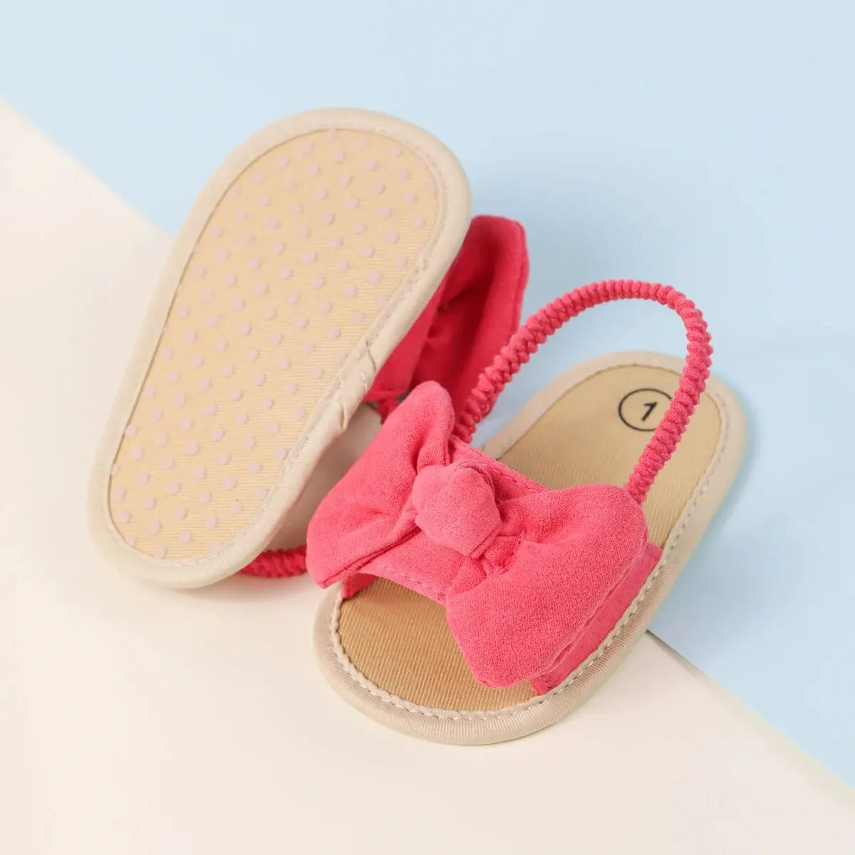 Sandales d’été avec un noeud pour bébé