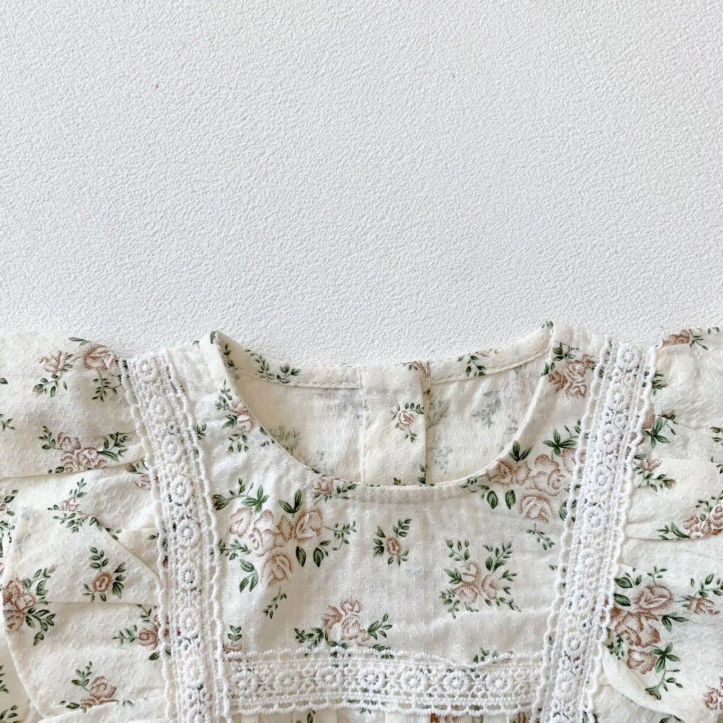 Ensemble barboteuse à manches longues et chapeau fleuri pour bébé
