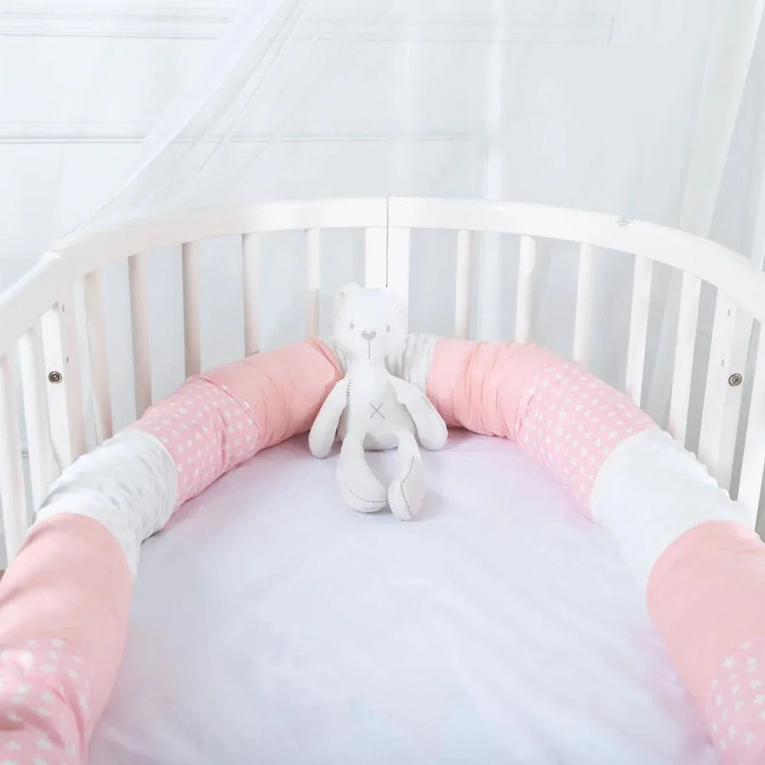 Tour de lit rond rose avec motifs étoiles
