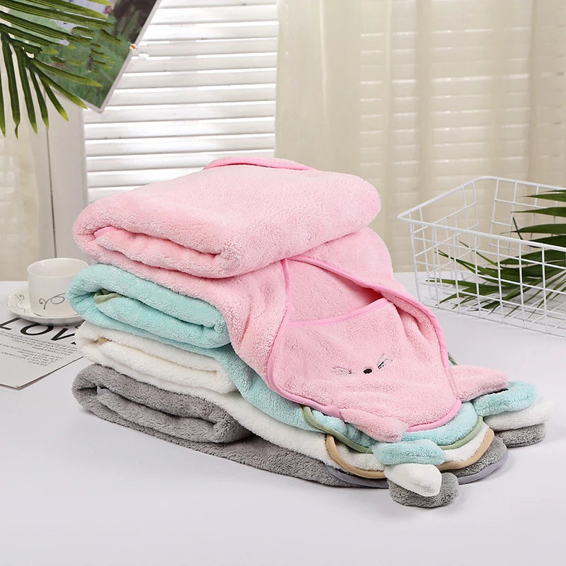 Serviette de bain avec jolis motifs de dessins animés pour bébé