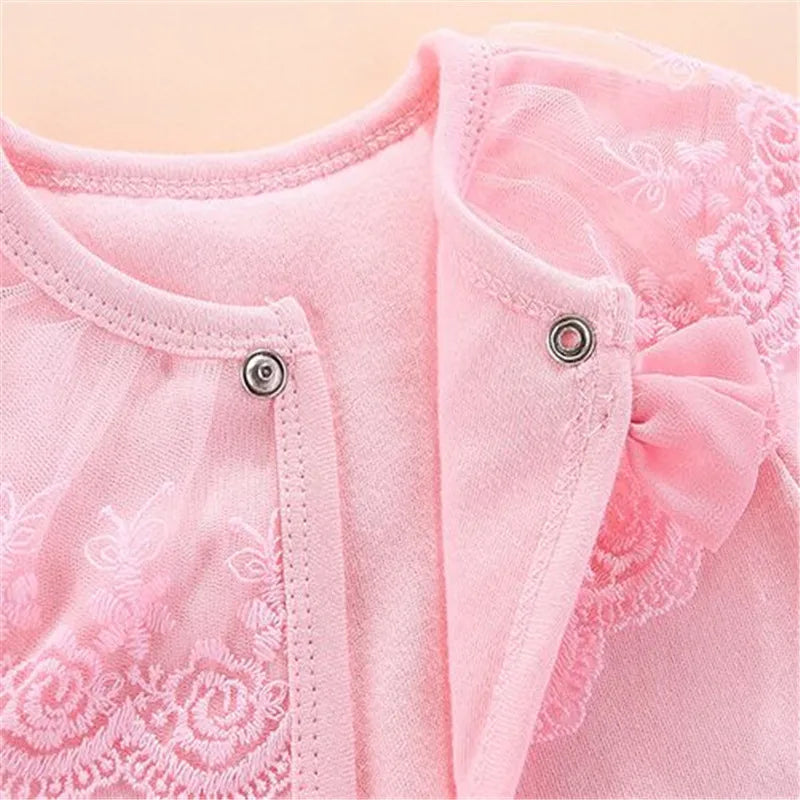 Manteau en dentelle pour bébé
