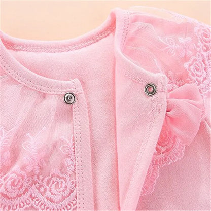 Manteau en dentelle pour bébé