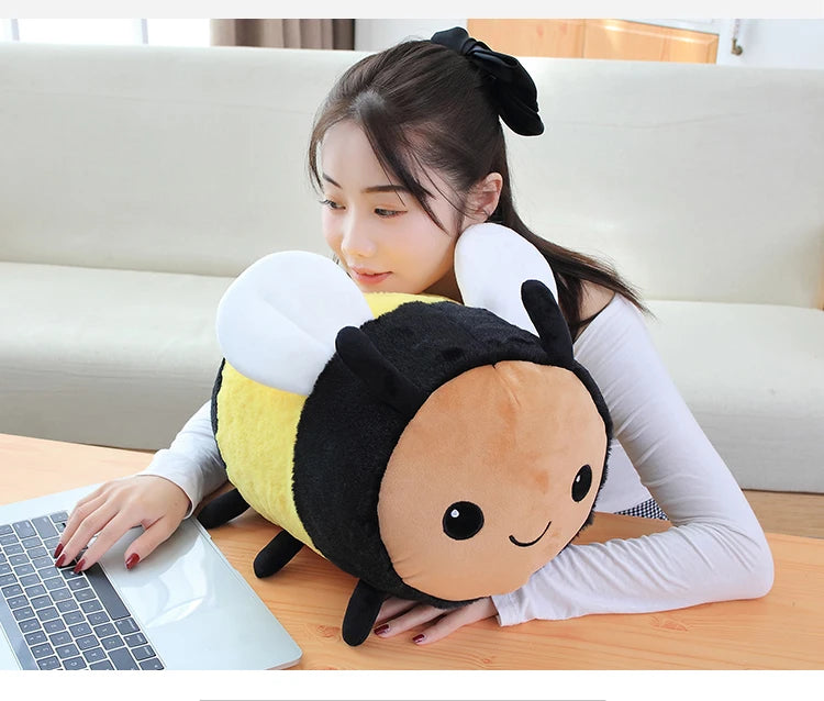 Peluche en forme d’abeille pour enfant