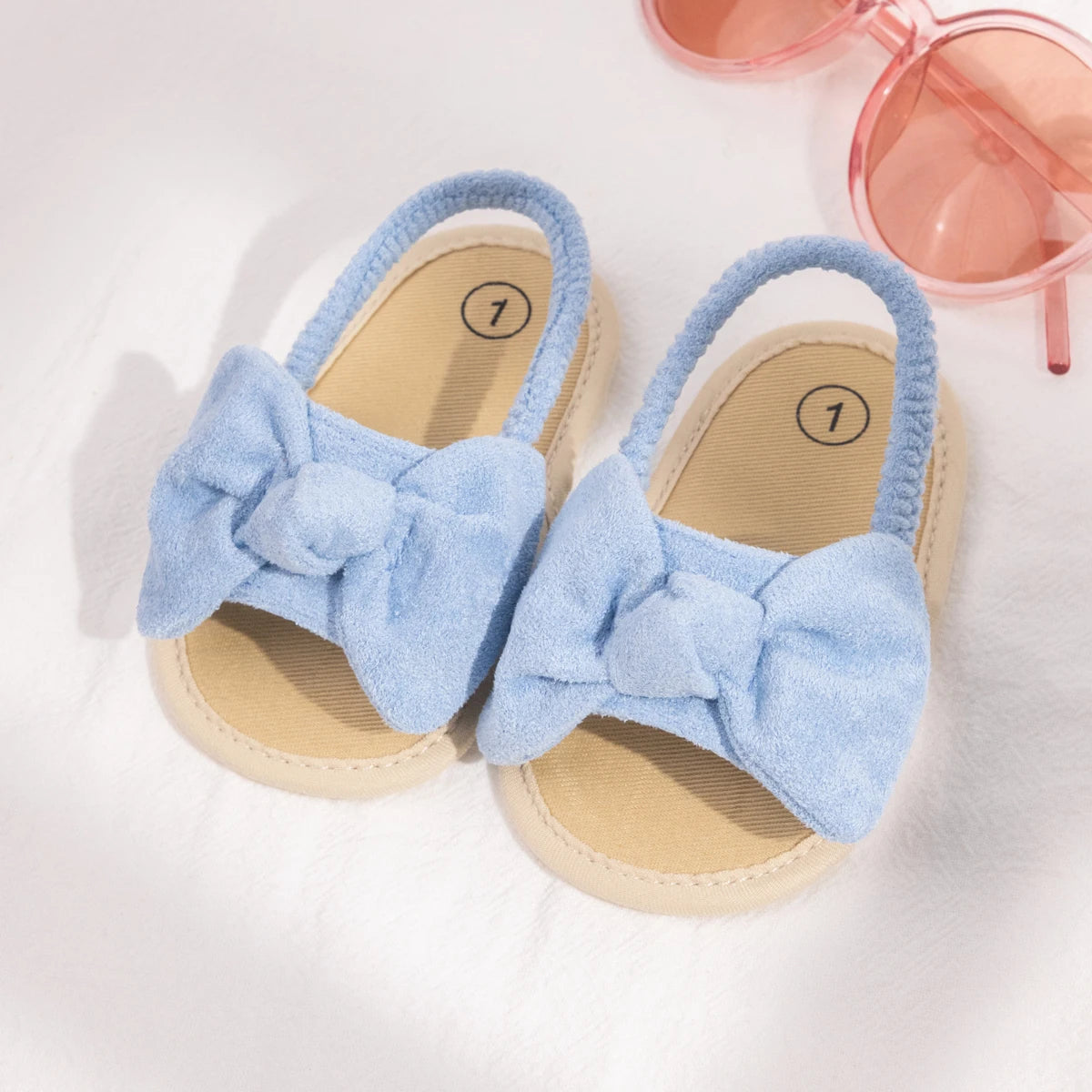 Sandales d’été avec un noeud pour bébé