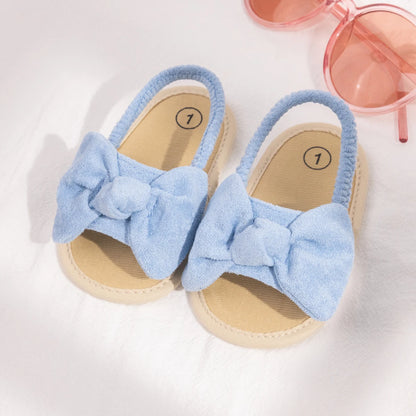Sandales d’été avec un noeud pour bébé