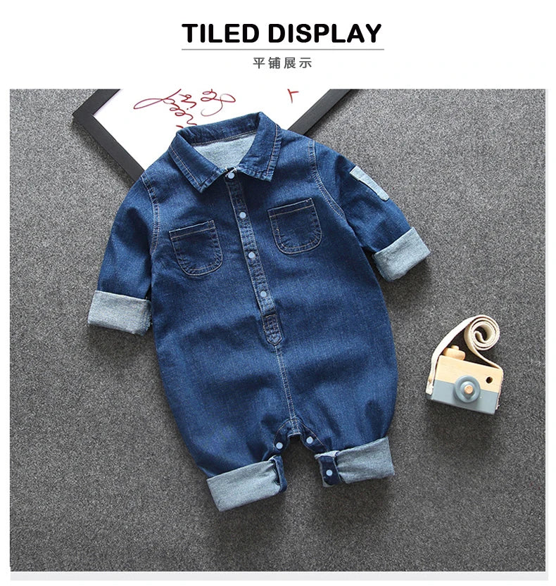 Barboteuse en denim doux pour bébés