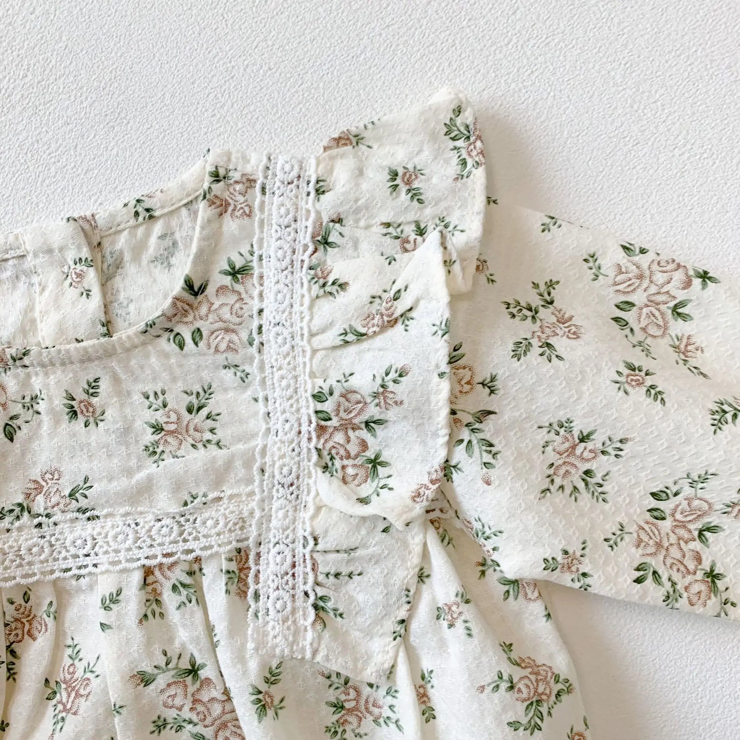 Ensemble barboteuse à manches longues et chapeau fleuri pour bébé