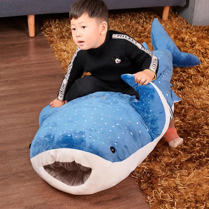 Requin en peluche de grande taille