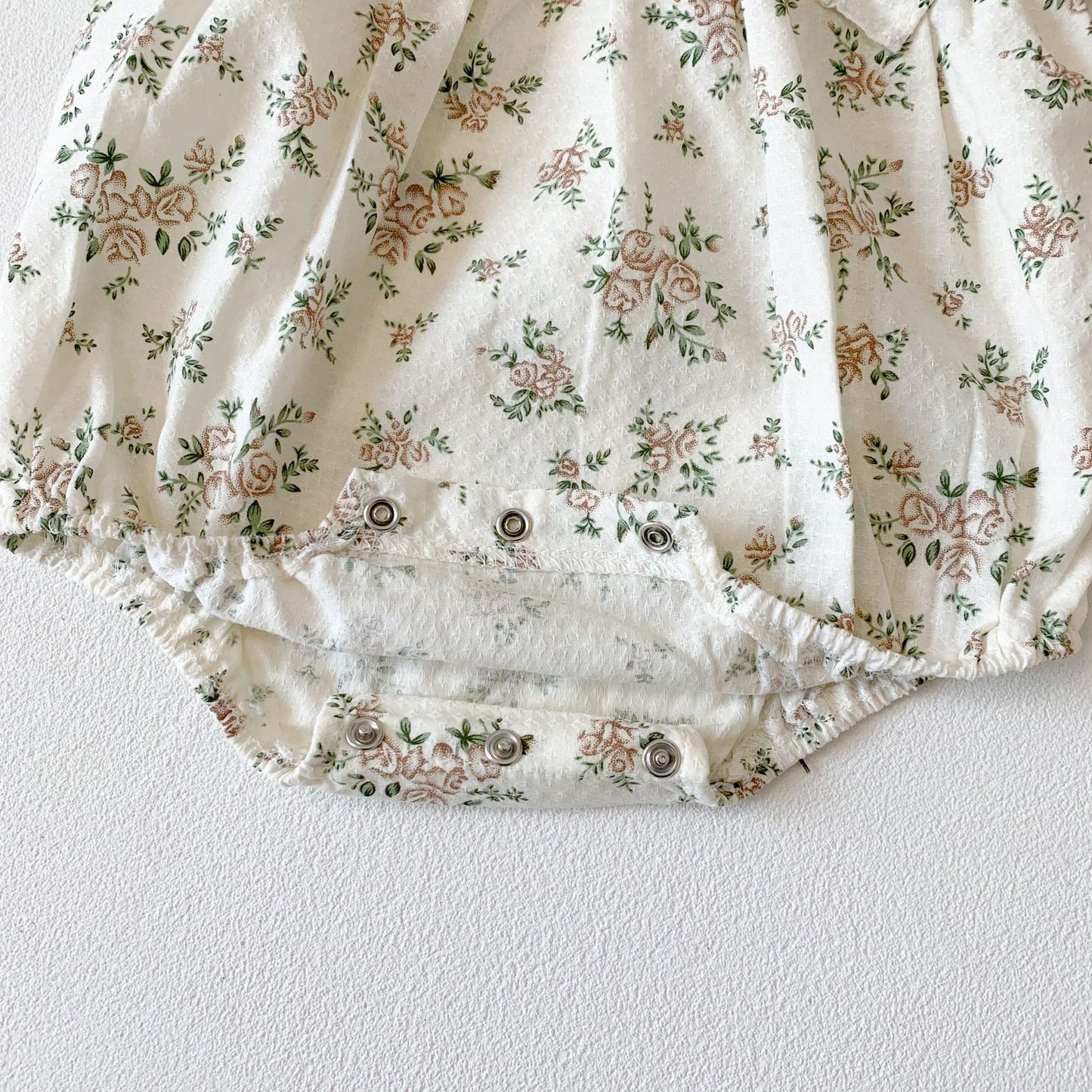 Ensemble barboteuse à manches longues et chapeau fleuri pour bébé