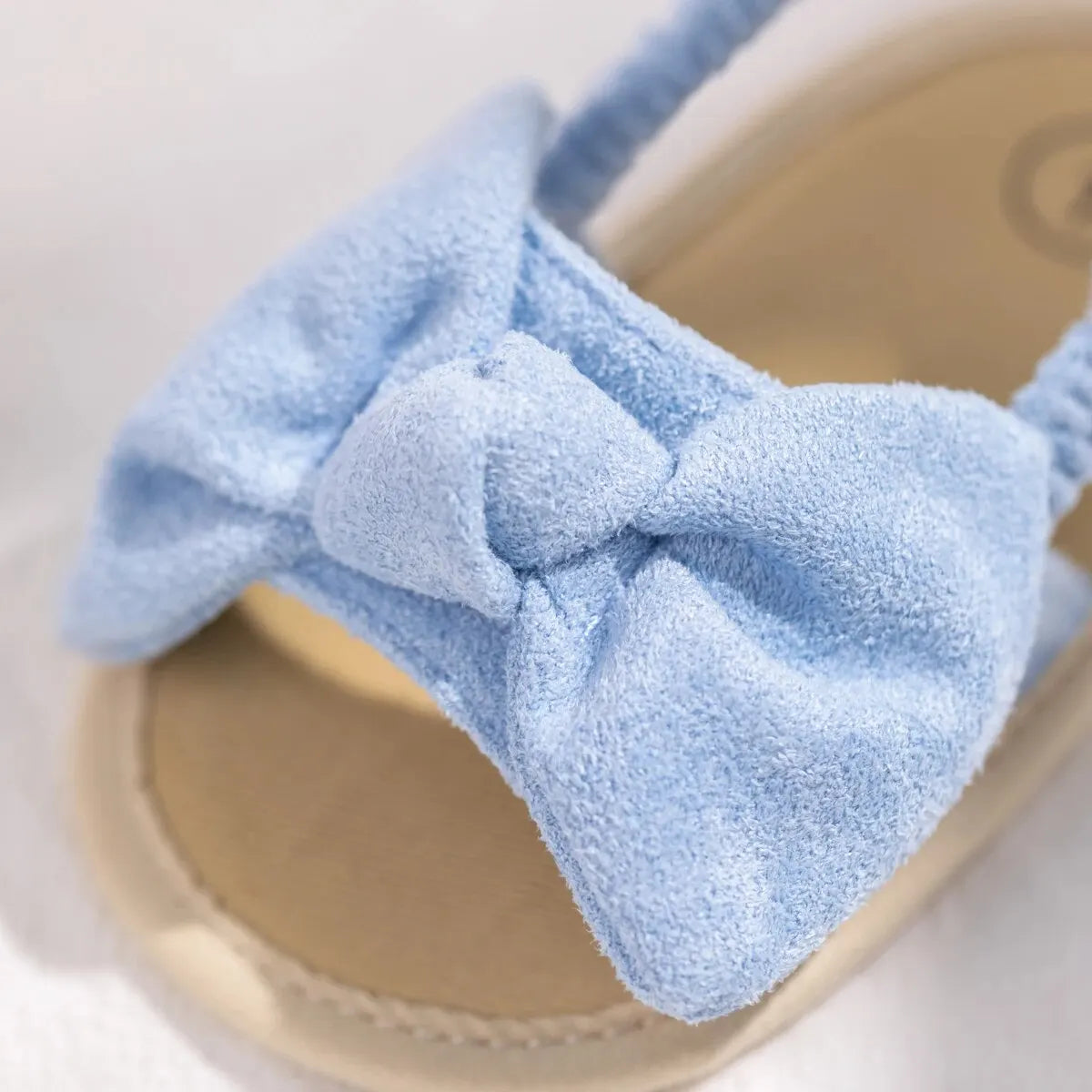 Sandales d’été avec un noeud pour bébé