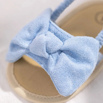 Sandales d’été avec un noeud pour bébé