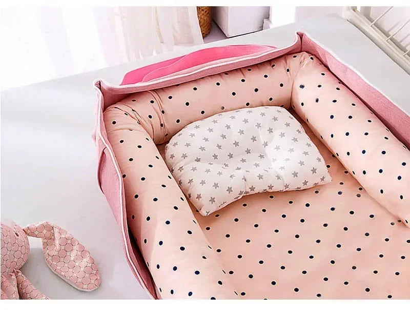Réducteur de lit bébé rose à pois