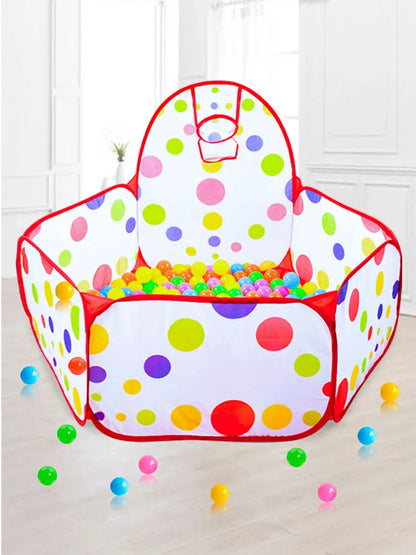 Parc de jeux pour bébé avec piscine à balles et décor coloré