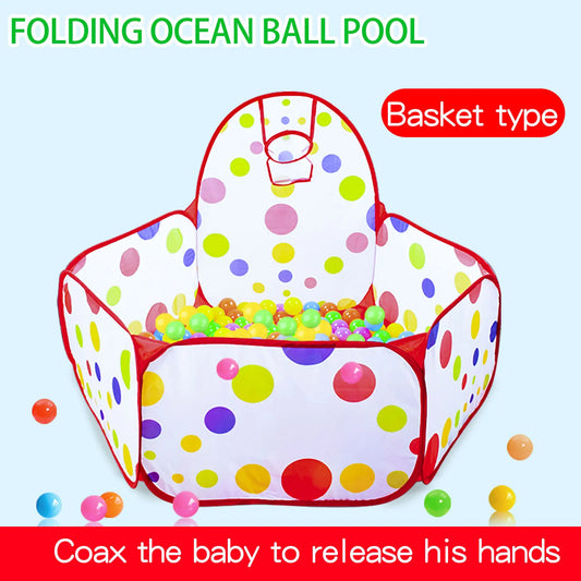Parc de jeux pour bébé avec piscine à balles et décor coloré