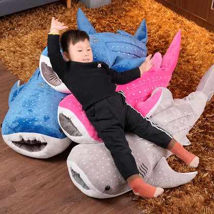 Requin en peluche de grande taille