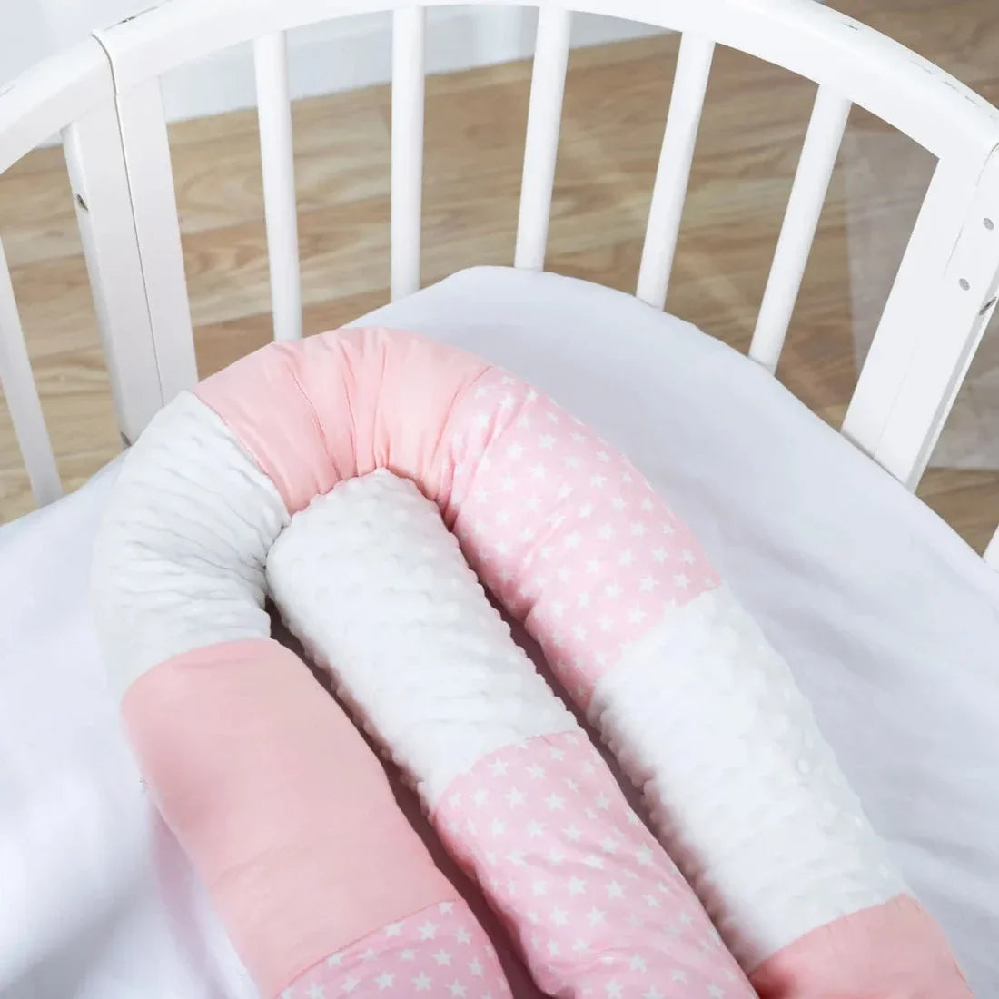 Tour de lit rond rose avec motifs étoiles