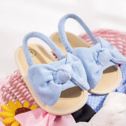 Sandales d’été avec un noeud pour bébé