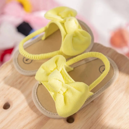 Sandales d’été avec un noeud pour bébé