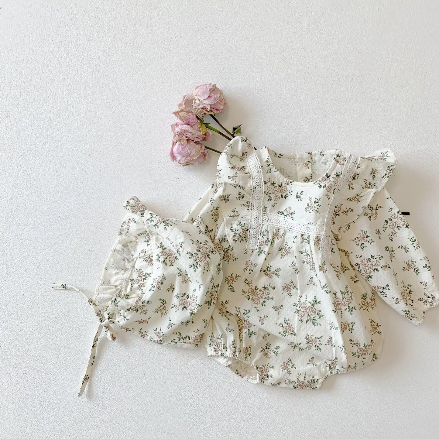 Ensemble barboteuse à manches longues et chapeau fleuri pour bébé