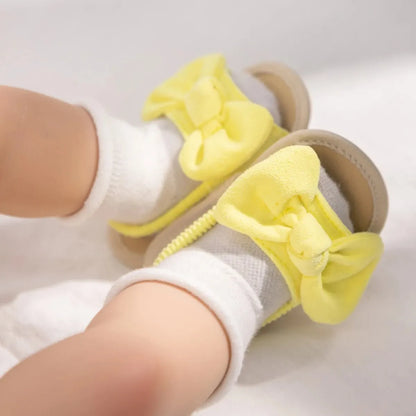Sandales d’été avec un noeud pour bébé