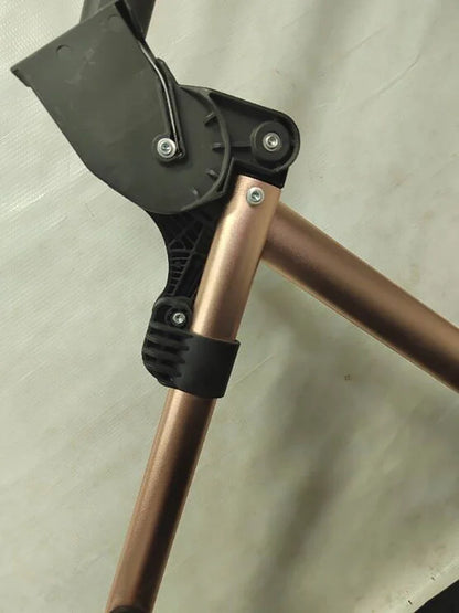 Poussette de bébé en cuir et aluminium