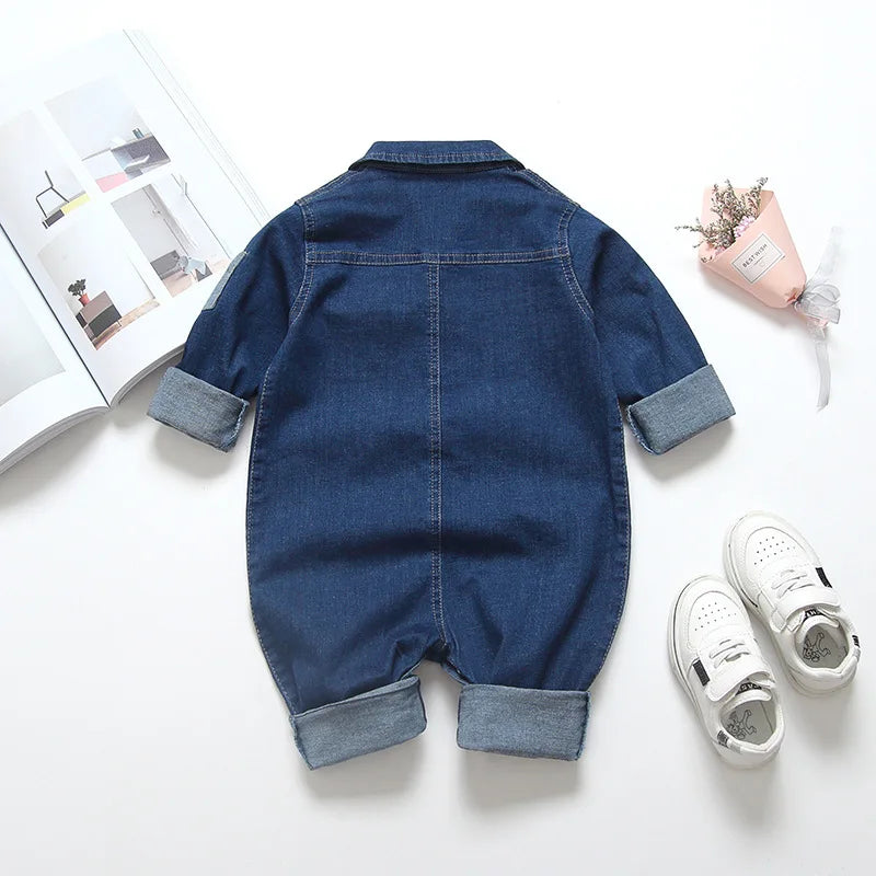 Barboteuse en denim doux pour bébés