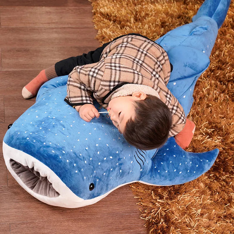 Requin en peluche de grande taille