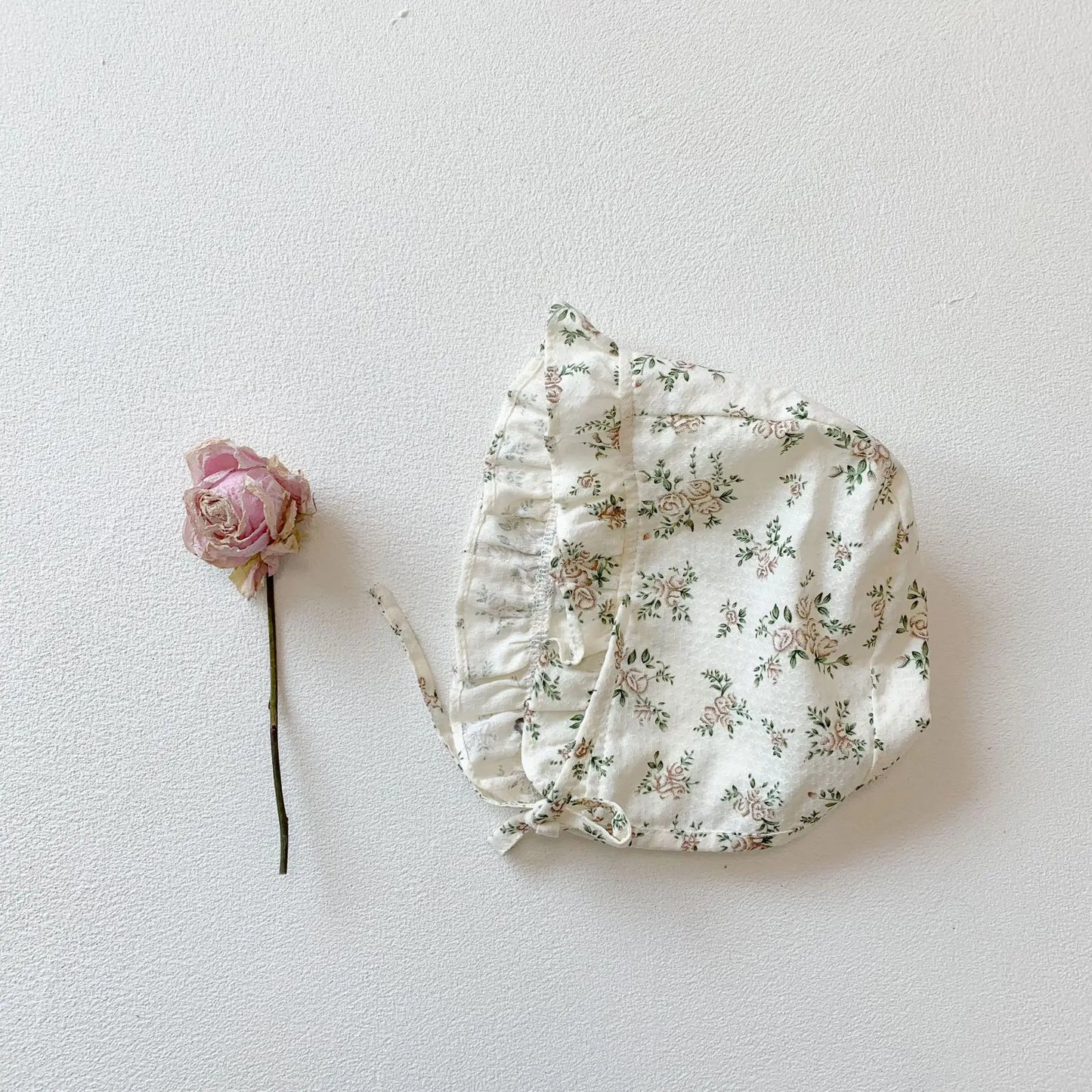 Ensemble barboteuse à manches longues et chapeau fleuri pour bébé