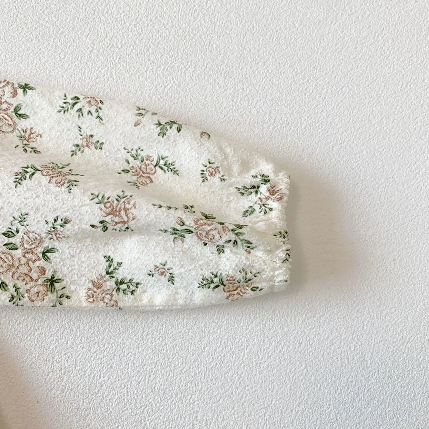 Ensemble barboteuse à manches longues et chapeau fleuri pour bébé
