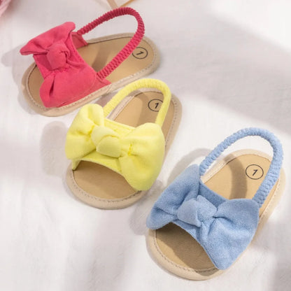 Sandales d’été avec un noeud pour bébé