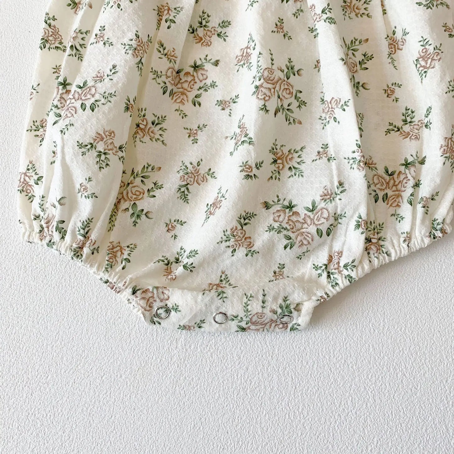 Ensemble barboteuse à manches longues et chapeau fleuri pour bébé