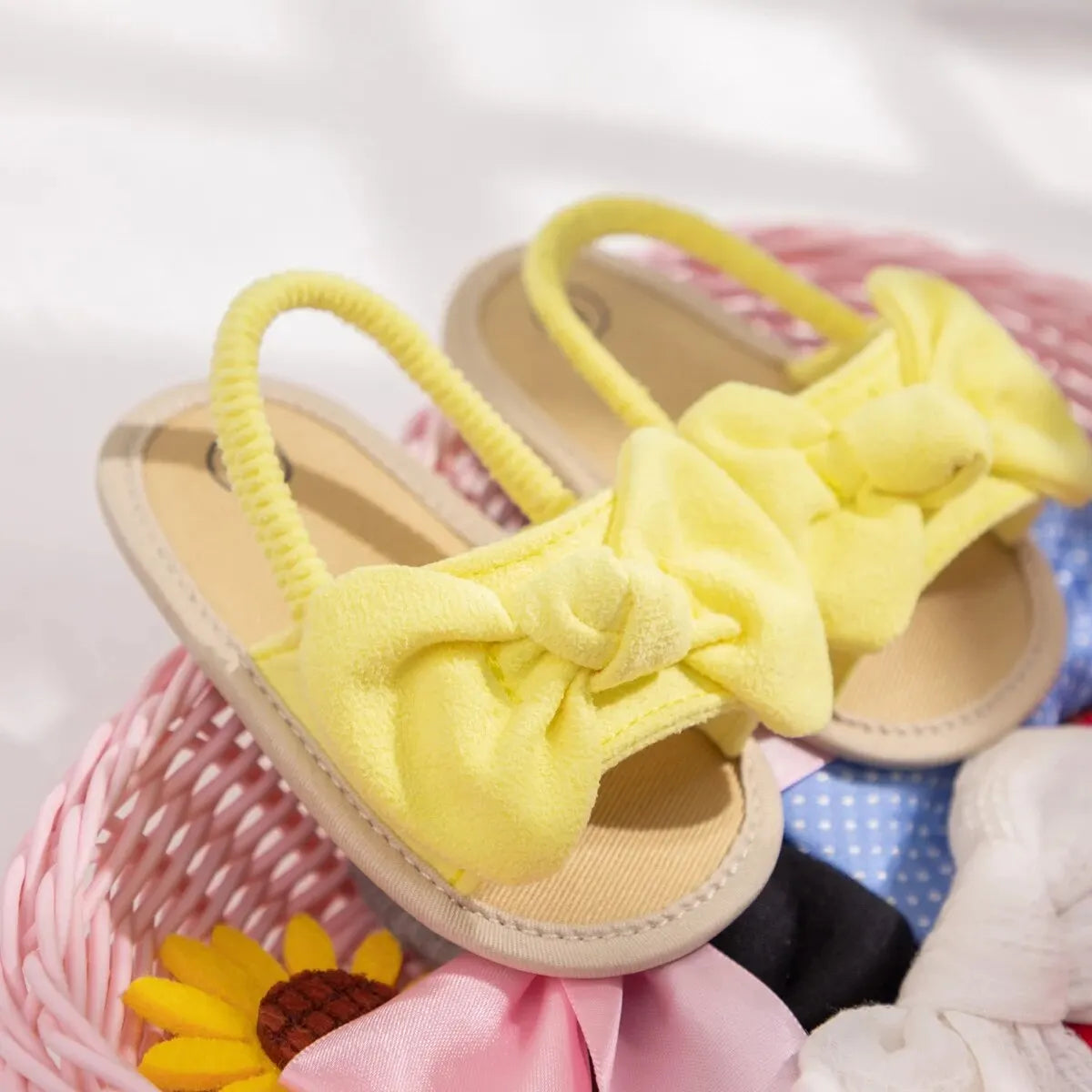 Sandales d’été avec un noeud pour bébé