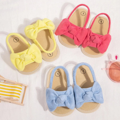 Sandales d’été avec un noeud pour bébé