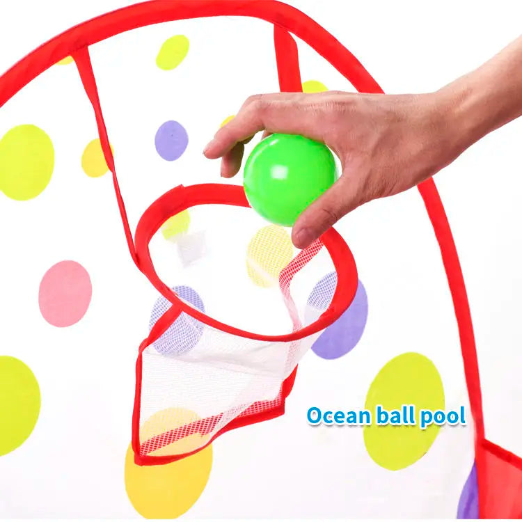 Parc de jeux pour bébé avec piscine à balles et décor coloré
