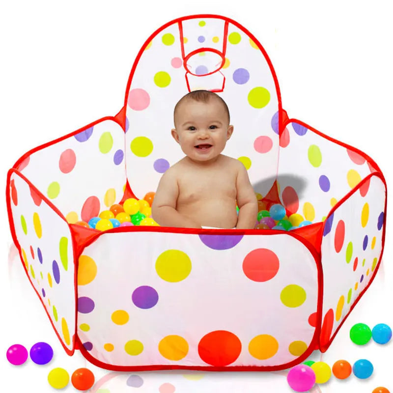 Parc de jeux pour bébé avec piscine à balles et décor coloré