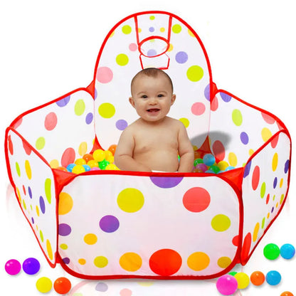 Parc de jeux pour bébé avec piscine à balles et décor coloré